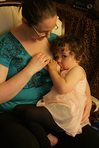 breastfeeding toddle